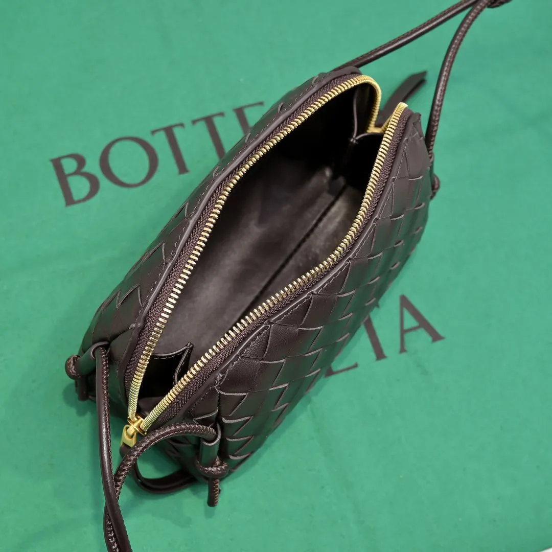 Batch 1260 #Bv The new Concert pouch is the most beautiful and practical mini bag I have ever seen 🎈 The bag body adopts the classic lntrecciato weaving process✅ It is equipped with a leather double-headed zipper, the opening is wide, easy to take and put, the shoulder strap knot can be slid to adjust the length freely, that is, 🉑️crossbody/underarm, and can be used as a clutch bag. Small body, large capacity, so practical! The key is that it is extremely versatile! Come and buy this small, exquisite, beautiful and versatile bag 👍 Model: 4258 Size: 18.5*11.5*8.5